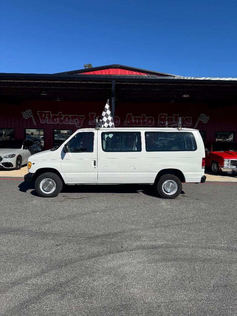 2001 Ford Econoline Wagon XL's photo