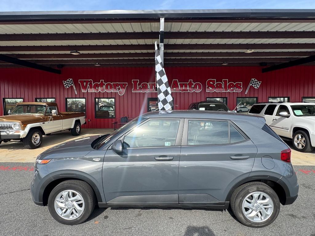 2025 Hyundai Venue SE's photo